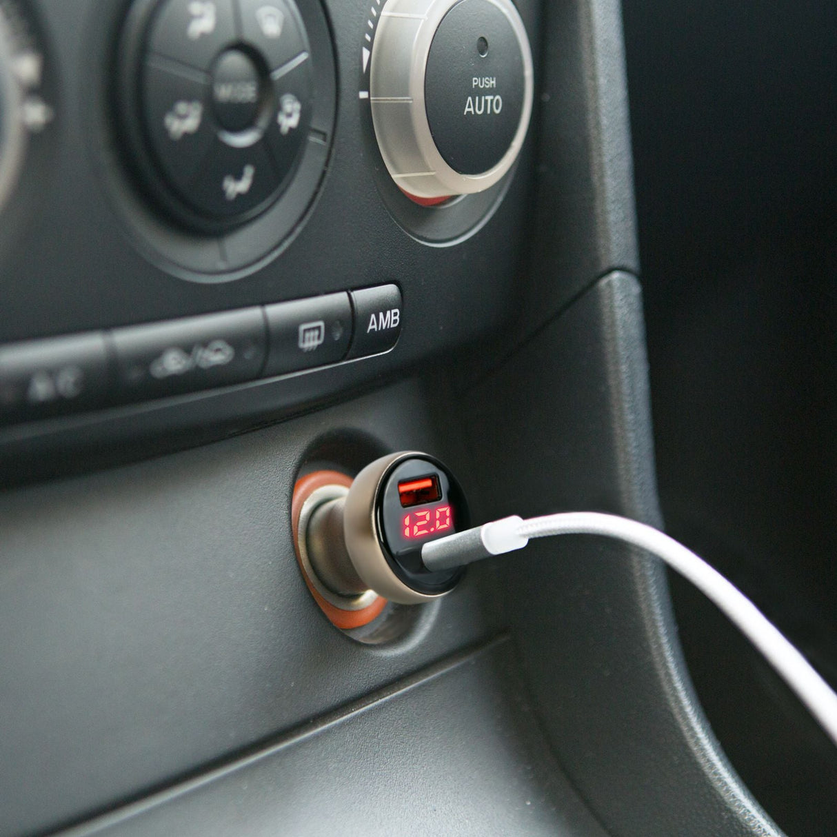 Încărcător auto USB-A, Type-C cu încărcare rapidă și afișaj de tensiune 